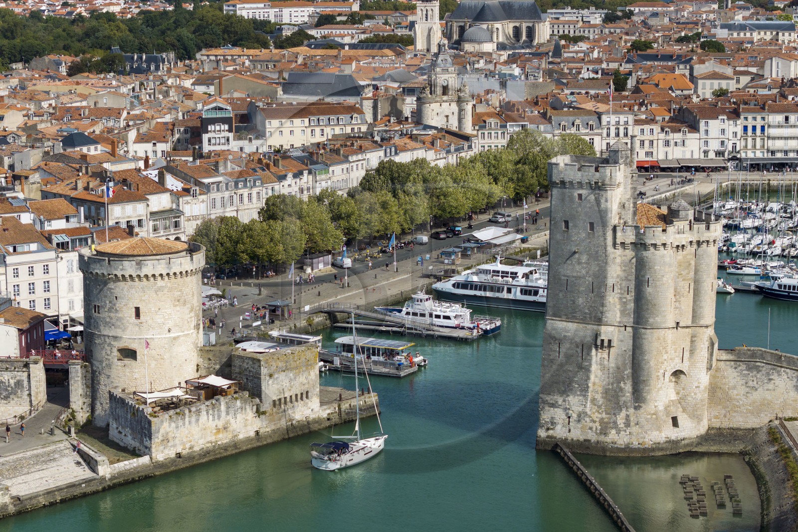 France, Charente-Maritime (17), La Rochelle, la Tour de la Chaine à gauche et la Tour Saint-Nicolas à droite protègent l'entrée du Vieux Port (vue aérienne)