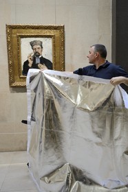 France, Paris (75), musée d'Orsay, le pompier adjudant-chef Xavier Trémeau utilisant une bâche spécialement conçue pour la protection des oeuvres d'art en cas de sinistre, Paul Cézanne (1839-1906) L'avocat