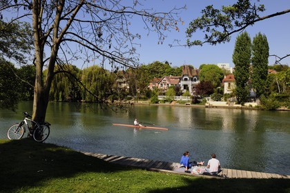 France, Val de Marne, the Marne riverside, a romantic picnic lunch on the promenade de Polangis at Champigny-sur-Marne and the villas of Nogent-sur-Marne