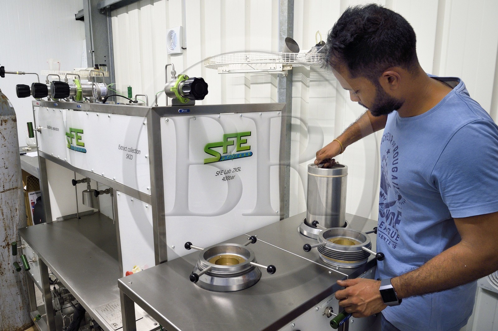 France, Reunion island (French overseas department), Saint Louis, Domaine de Bellevue, producer of organic vanilla grown under photovoltaic panels, supercritical CO2 fluid extractor that produces vanilla extract, wax and essential oil