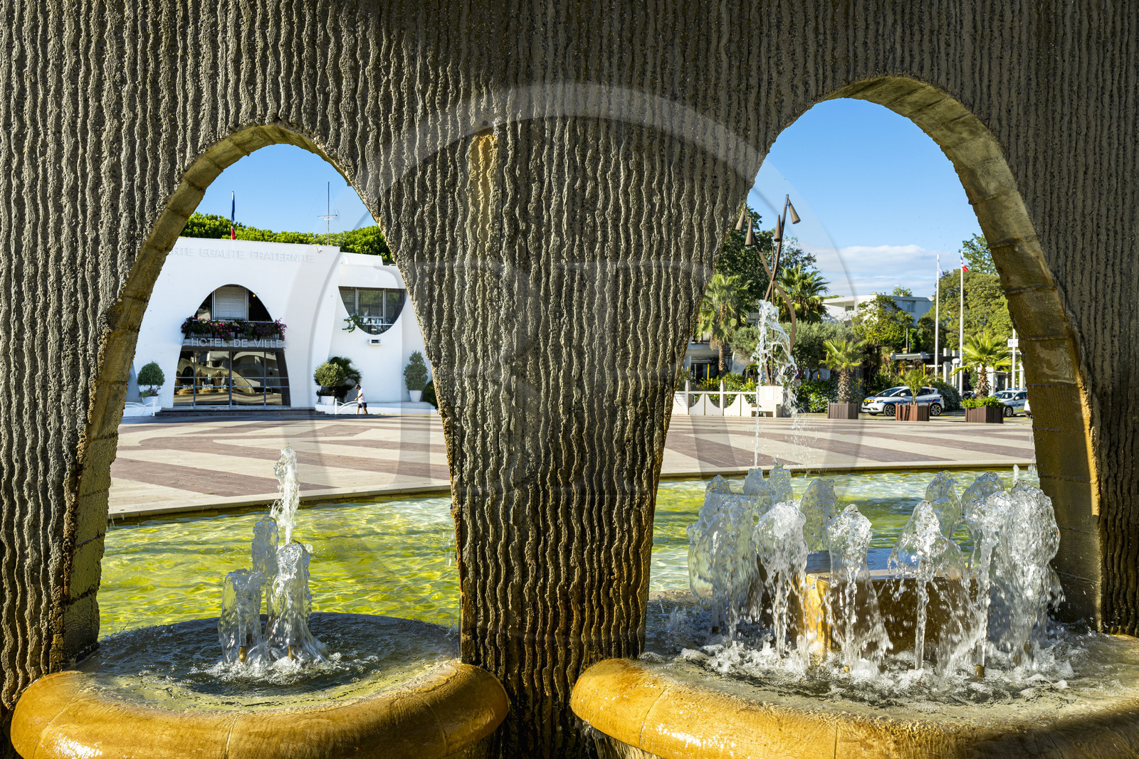 France, Hérault (34), La Grande-Motte, labellisé patrimoine du XXème siècle, place du 1er Octobre 1974 et la mairie en arrière plan