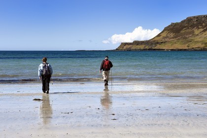 Royaume-Uni, Ecosse, Highland, Hébrides intérieures, Ile de Mull, randonneurs sur la plage de la Baie de Calgary