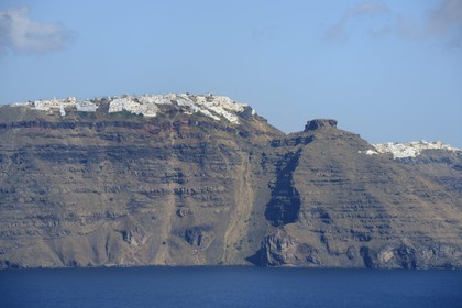Grèce, Les Cyclades, mer Égée, île de Santorin (Thira ou Théra), les villages d'Imerovigli (à gauche) et de Thira (à droite) qui surplombent la caldeira