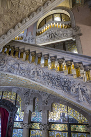 Espagne, Catalogne, Barcelone, Palau de la Musica Catalana (palais de la musique catalane), salle de concert dessinée par l'architecte du modernisme catalan Lluis Domènech i Montaner, site classé au Patrimoine Mondial de l'UNESCO, vestibule, la rampe des escaliers en pierre finement travaillée et supportée par des balustres en verre jaune transparent