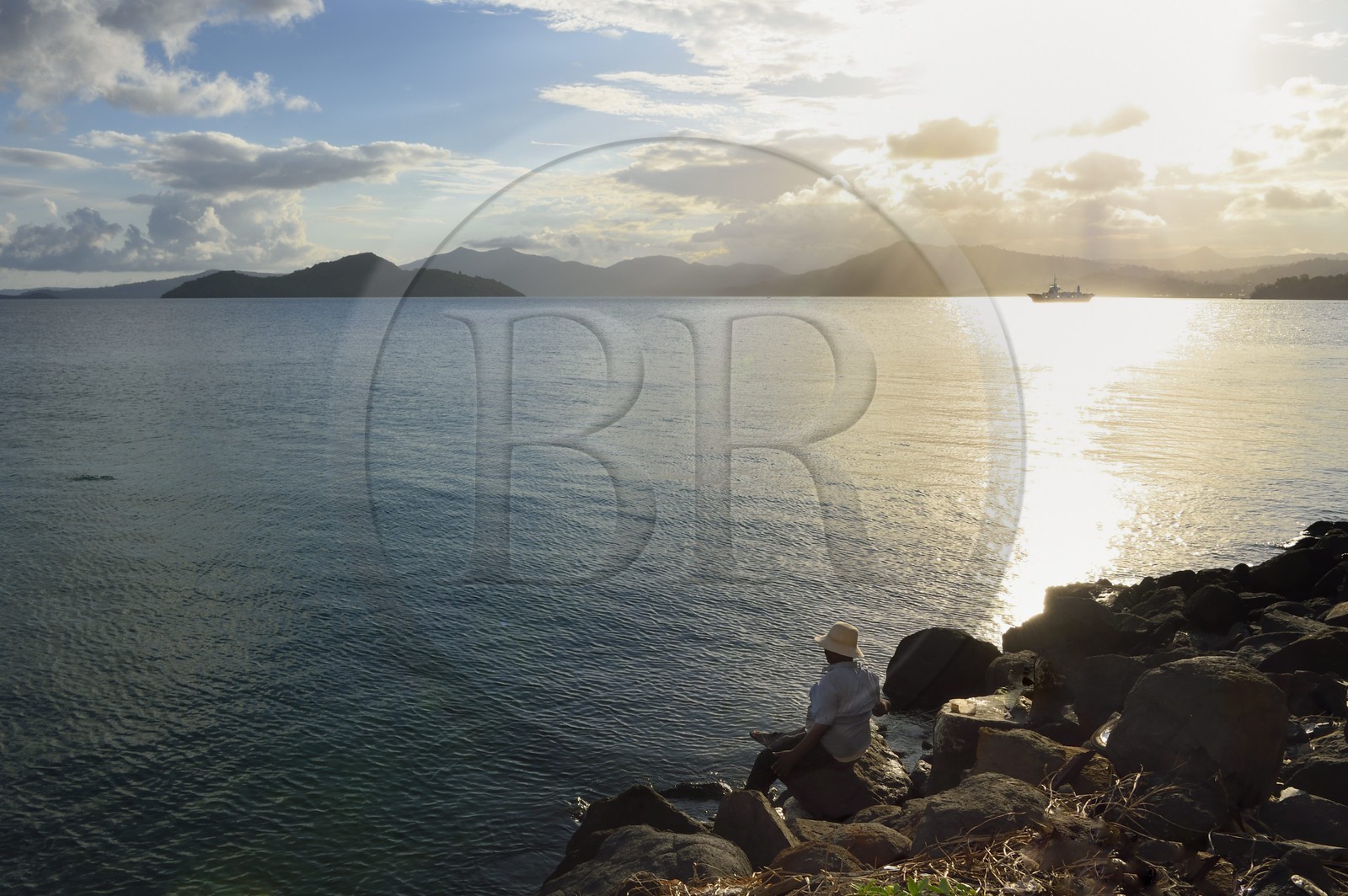 France, Ile de Mayotte, Petite-Terre, Dzaoudzi, arrivée de la barge en provenance de Mamoudzou sur Grande-Terre