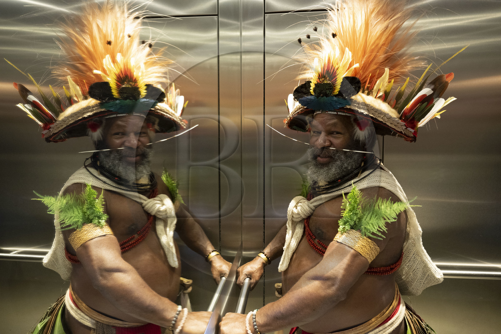 France, Paris (75), siège de l'UNESCO, le chef Papou Mundiya Kepanga dans l'ascenseur