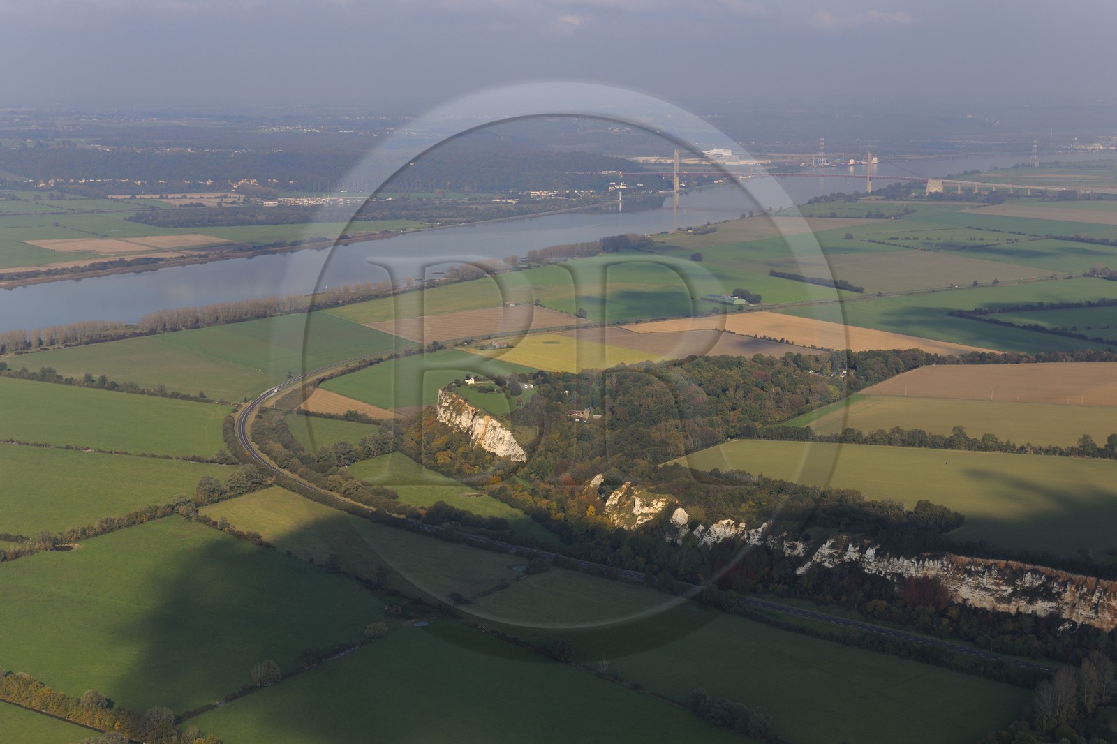 France, Eure (27), Marais-Vernier sur la rive gauche de l'estuaire de la Seine, promontoire rocheux qui sépare le Marais-Vernier de la vallée de la Risle et le pont de Tancarville en arrière plan