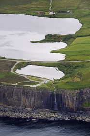 Royaume-Uni, Ecosse, Highland, Hébrides intérieures, Ile de Skye, péninsule Trotternish, lac et cascade de Kilt Rock (vue aérienne)