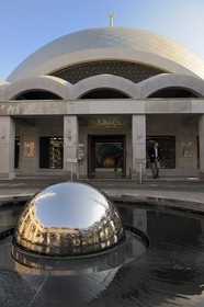 Turquie, Istanbul, quartier Usküdar sur la rive asiatique, mosquée Şakirin de l'architecte d’avant-garde, Zeynep Fadillioglu qui est la première femme à avoir été désignée pour concevoir une mosquée; la fontaine revêt la forme d’une sphère où la cour se reflète à l’infini