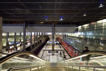 Allemagne, Berlin, Potsdamer Platz, accès à la station de metro U Bahn et gare