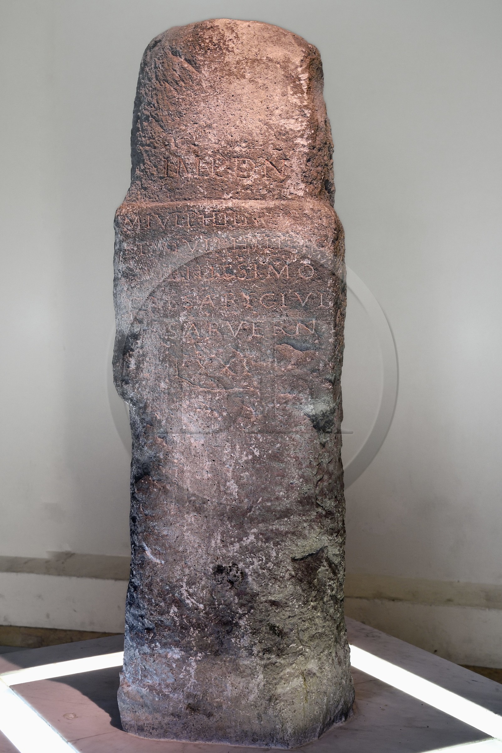 France, Allier (03), Vichy, Thermes des Dômes ou ancien Grand Établissement thermal, borne milliaire gallo-romaine érigée vers 248-249 qui marquait la distance avec Clermont-Ferrand (Civitas Arvernorum) sur la route entre Autun et la capitale auvergnate