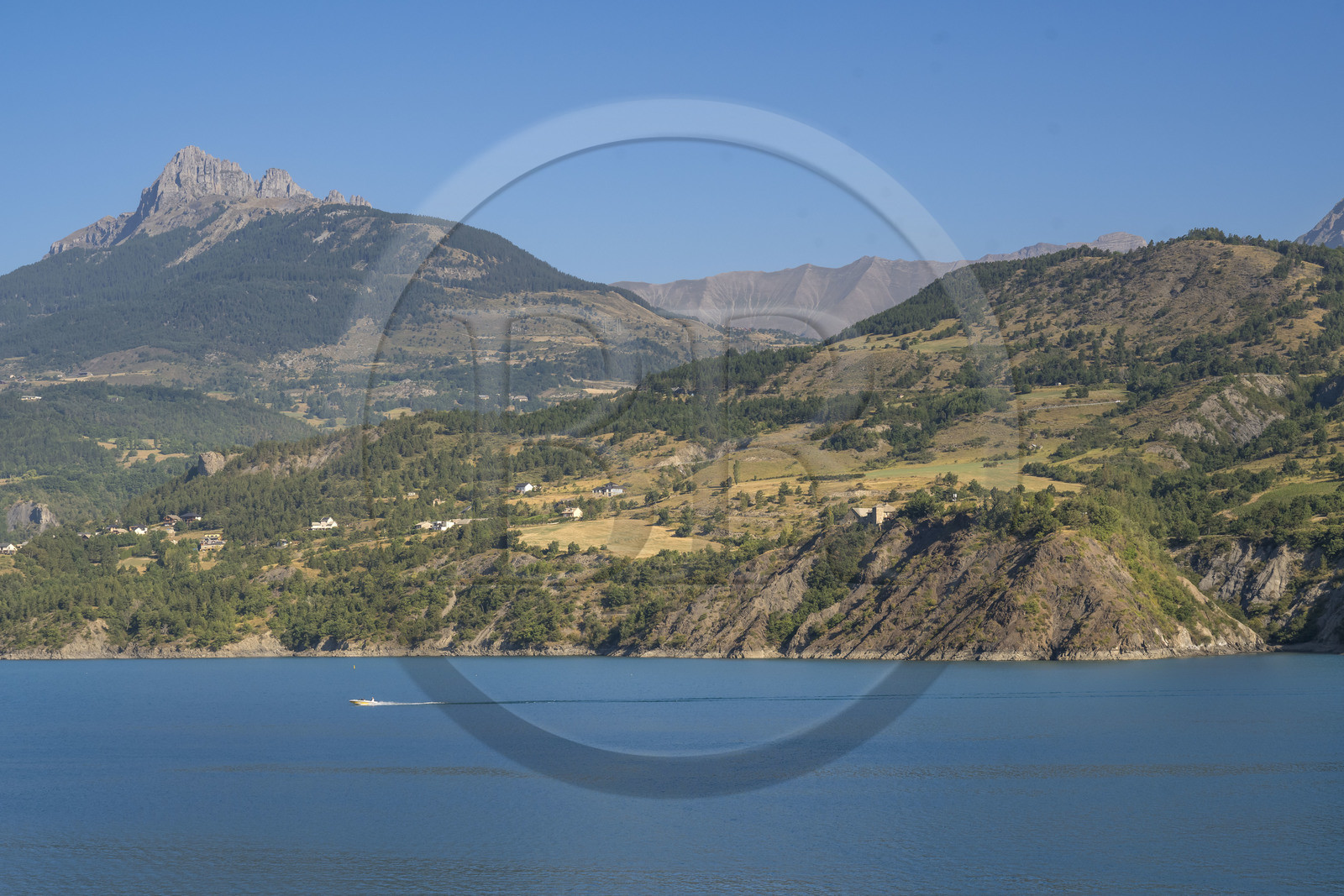 France, Hautes Alpes (05), Crots, lac de Serre Ponçon et la rive Nord