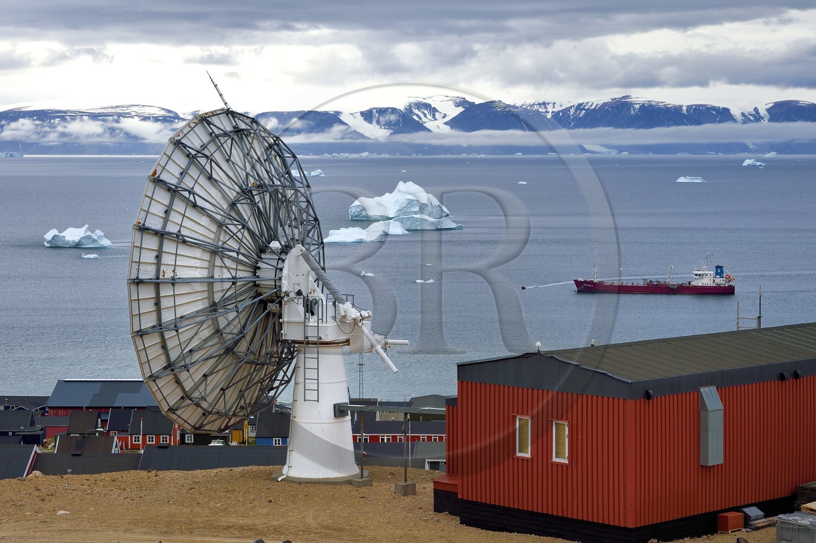 Groenland, cote Nord-Ouest, mer de Baffin, Qaanaaq ou Nouvelle Thule, antenne satellite