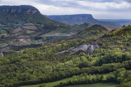 France, Aveyron (12), parc naturel régional des Grands-Causses, Tournemire, les falaises de Tournemire au pied du Causse du Larzac