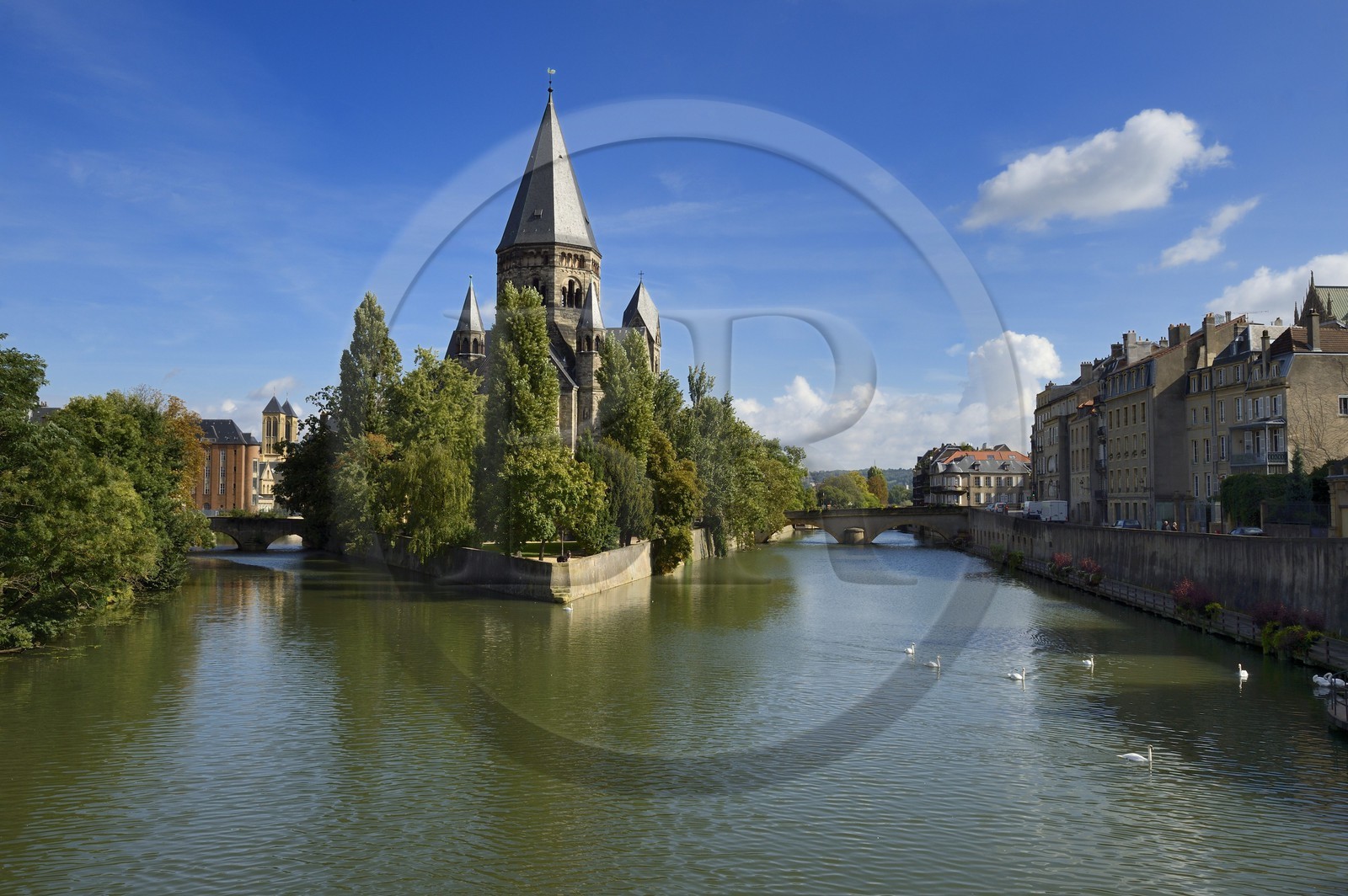 France, Moselle (57), Metz, Ile du Petit-Saulcy, le temple neuf ou église des allemands de culte protestant reformé et les berges de la Moselle canalisée