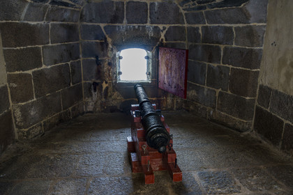 France, Finistère (29), Baie de Morlaix, Plouezoc'h, le chateau du Taureau construit par Vauban au XVIIe siècle, pièce d'artillerie