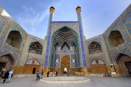 Iran, province d'Ispahan, Ispahan, place naghsh-i jahan aussi connue sous le nom de place Imam Khomeiny, classée au patrimoine mondial par l'UNESCO, la mosquée de l'Imam ou mosquée du Chah (Shah) avec son entrée monumentale