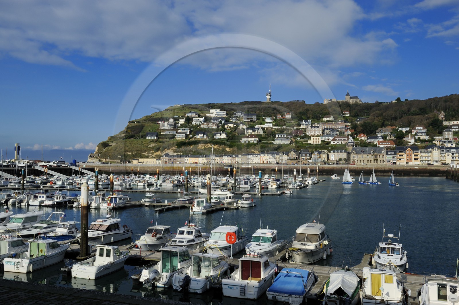 France, Seine-Maritime (76), Pays de Caux, Côte d'Albâtre, le port de Fécamp dominé par le cap Fagnet