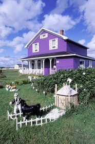 Canada, province de Québec, îles de la Madeleine, île du Cap aux Meules, maison, paradis pour nains de jardin