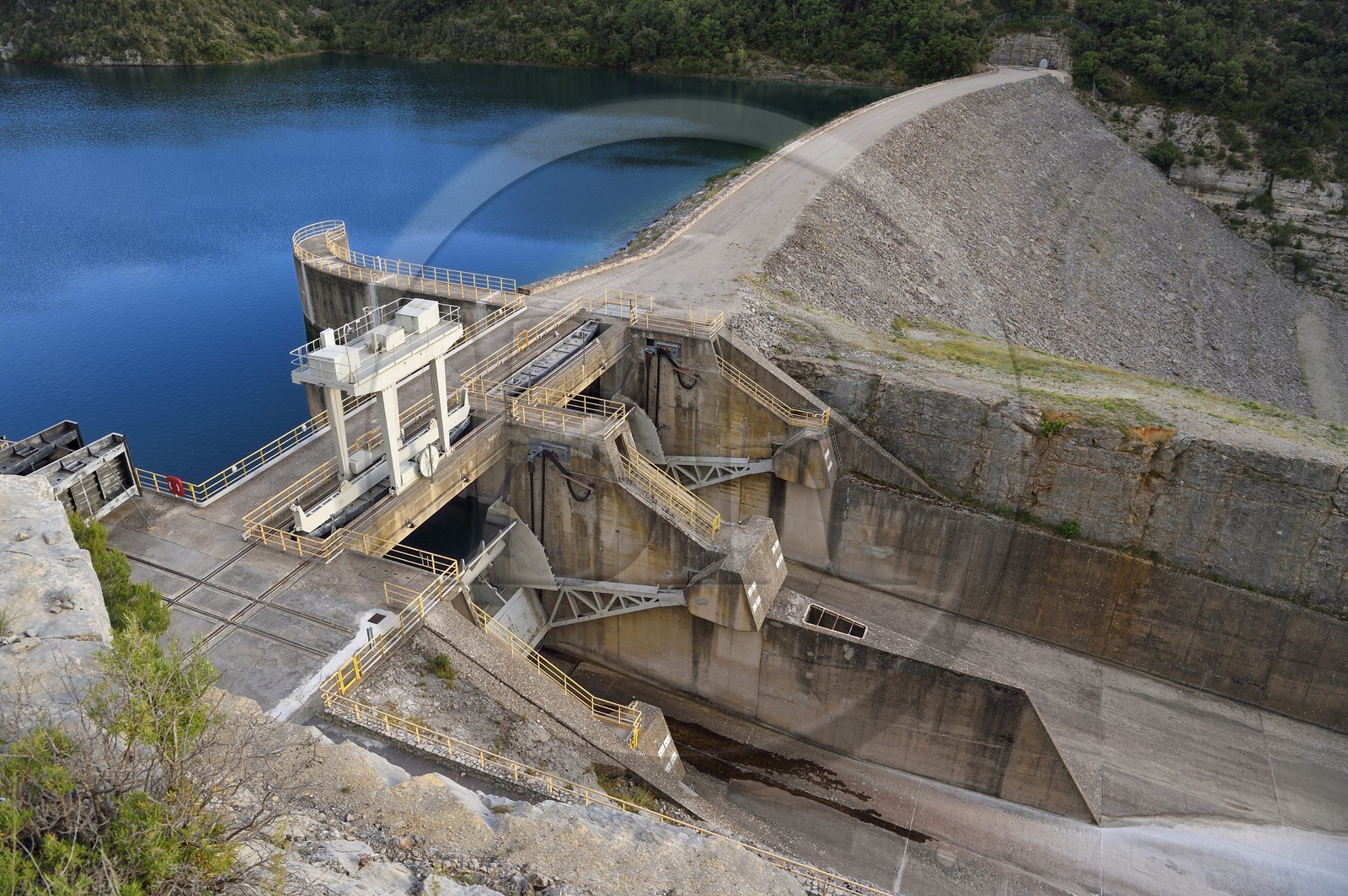 France, Alpes-de-Haute-Provence (04), Parc Naturel Régional du Verdon, Basses Gorges du Verdon, barrage de Gréoux, évacuateur de crues du lac d'Esparron