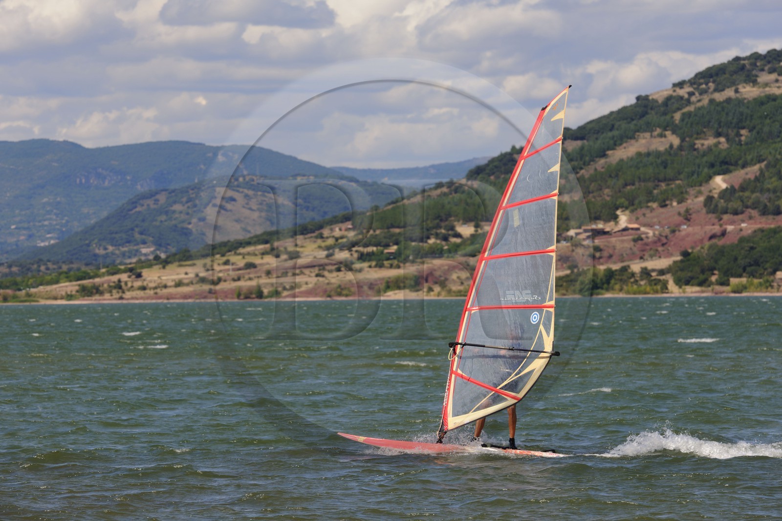 France, Hérault (34), planche à voile sur le lac de Salagou