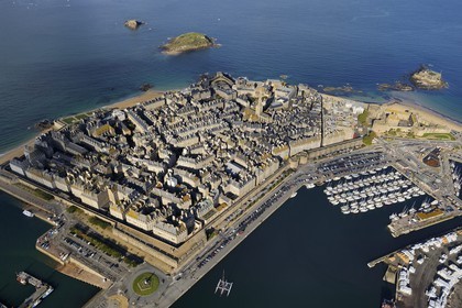 France, Ille-et-Vilaine (35), côte d'émeraude, la vieille ville fortifiée de Saint-Malo à l'abris de ses remparts, le Fort national construit par Vauban et Garangeau au XVIIème siecle sur l'ile à droite et le chateau (vue aérienne)