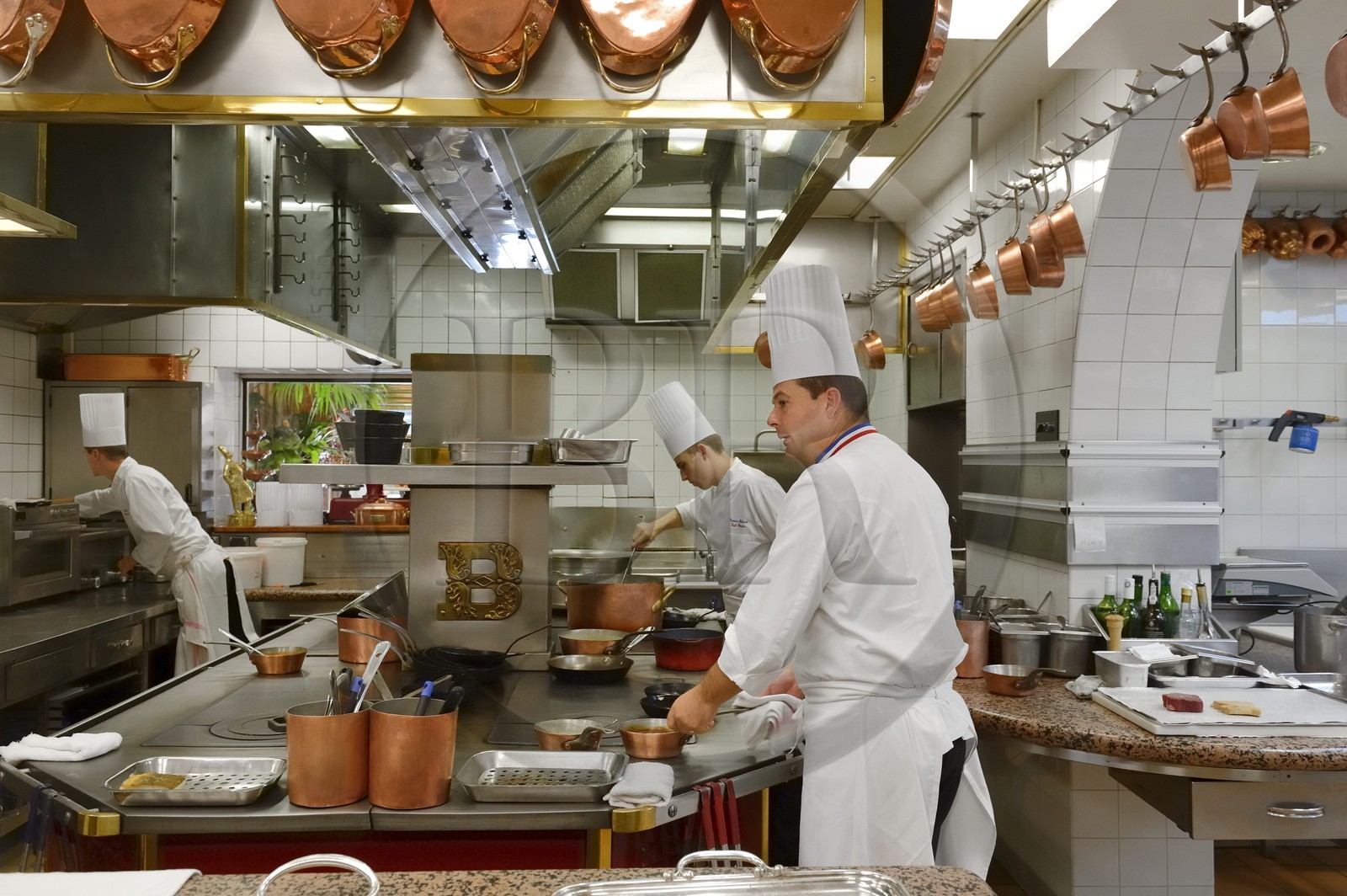 France, Rhône (69), Collonges-au-Mont-d'Or, Restaurant L'Auberge du Pont de Collonges de Paul Bocuse, trois étoiles au Guide Michelin depuis 1965, la brigade de Paul Bocuse dirigé par le chef executif Christophe Muller MOF 2000 en cuisine