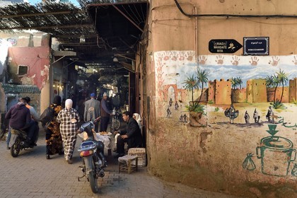 Maroc, Haut-Atlas, Marrakech, ville impériale, Médina classée Patrimoine Mondial de l'UNESCO, peinture murale à l'entrée du souk
