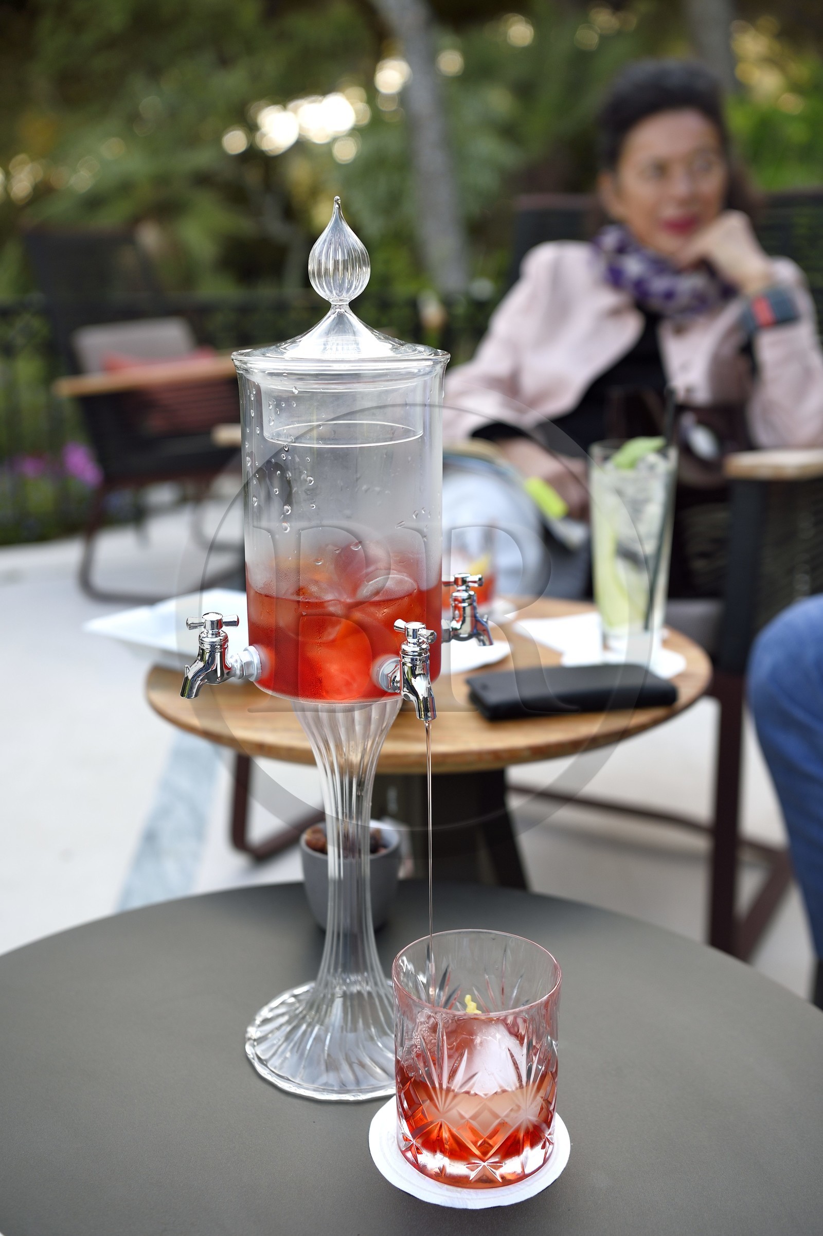 France, Alpes Maritimes (06), Saint-Jean-Cap-Ferrat, Grand-Hotel du Cap-Ferrat, palace 5 étoiles du groupe Four Seasons Hotel, un cocktail Negroni servi en terrasse