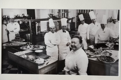 France, Rhône (69), Lyon, restaurant de la Mère Brazier fondé en 1921 par Eugénie Brazier, ici en compagnie de sa brigade dont Paul Bocuse en arrière plan à gauche