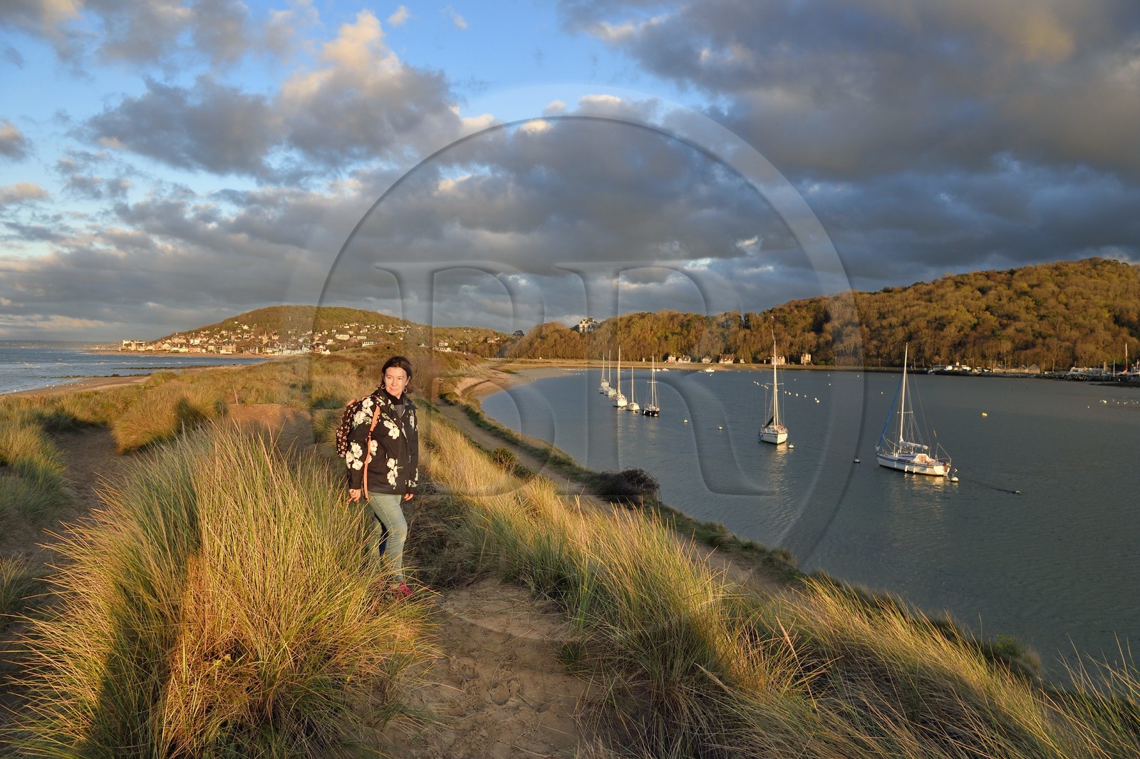 France, Calvados (14), Pays d'Auge, la côte Fleurie, Cabourg, les dunes de la plage de la station balnéaire et sur la droite la Dives qui rejoint l'océan