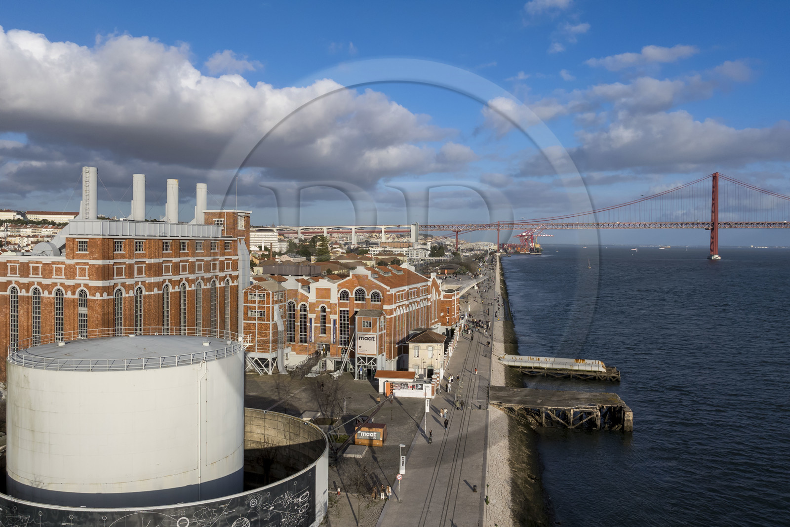Portugal, Lisbonne, le MAAT (musée d'art, d'architecture et de technologie) installé aussi dans l'ancienne centrale électrique de Central Tejo et le pont du 25 de Abril sur le Tage en arrière plan (vue aérienne)