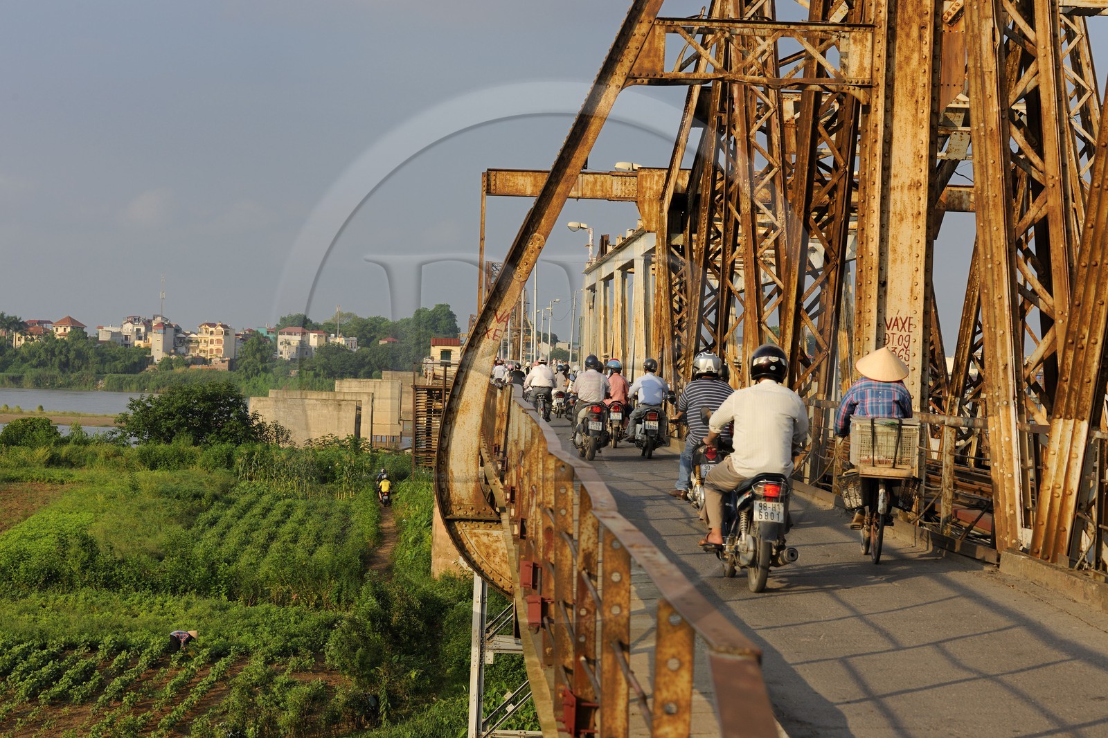 Vietnam, Hanoï, Pont Long Bien anciennement pont Paul Doumer est reservé à la circulation des trains, des deux-roues et des piétons