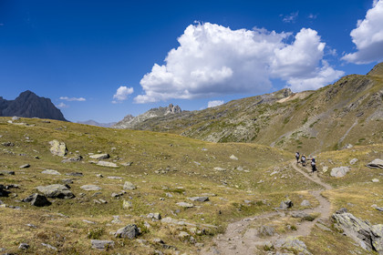 France, Hautes Alpes (05), le Briançonnais, Névache, randonneurs dans la haute vallée de la Clarée