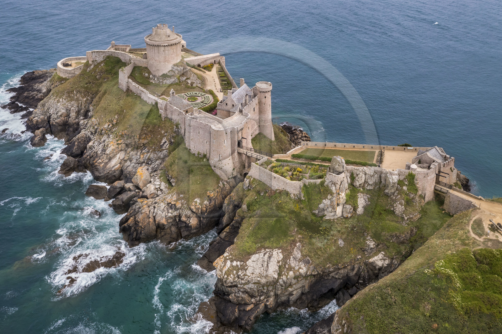 France, Côtes d'Armor (22), Grand Site de France Cap d'Erquy – Cap Fréhel, Plévenon, le Fort La Latte ou château de la Roche Goyon du XVème siècle (vue aérienne)