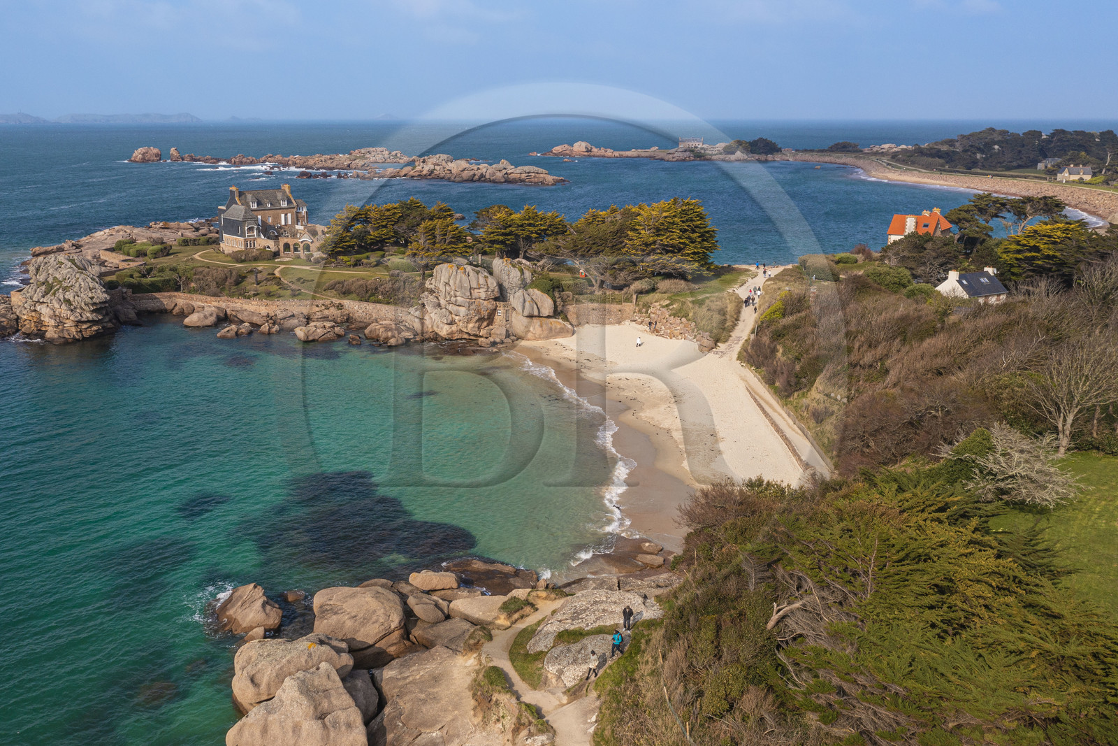 France, Côtes-d'Armor (22), Côte de Granit Rose, Trégastel, Plage de Ker ar Vir que longe le chemin de Grande Randonnée GR 34, maison de la famille Roux en arrière plan (vue aérienne)
