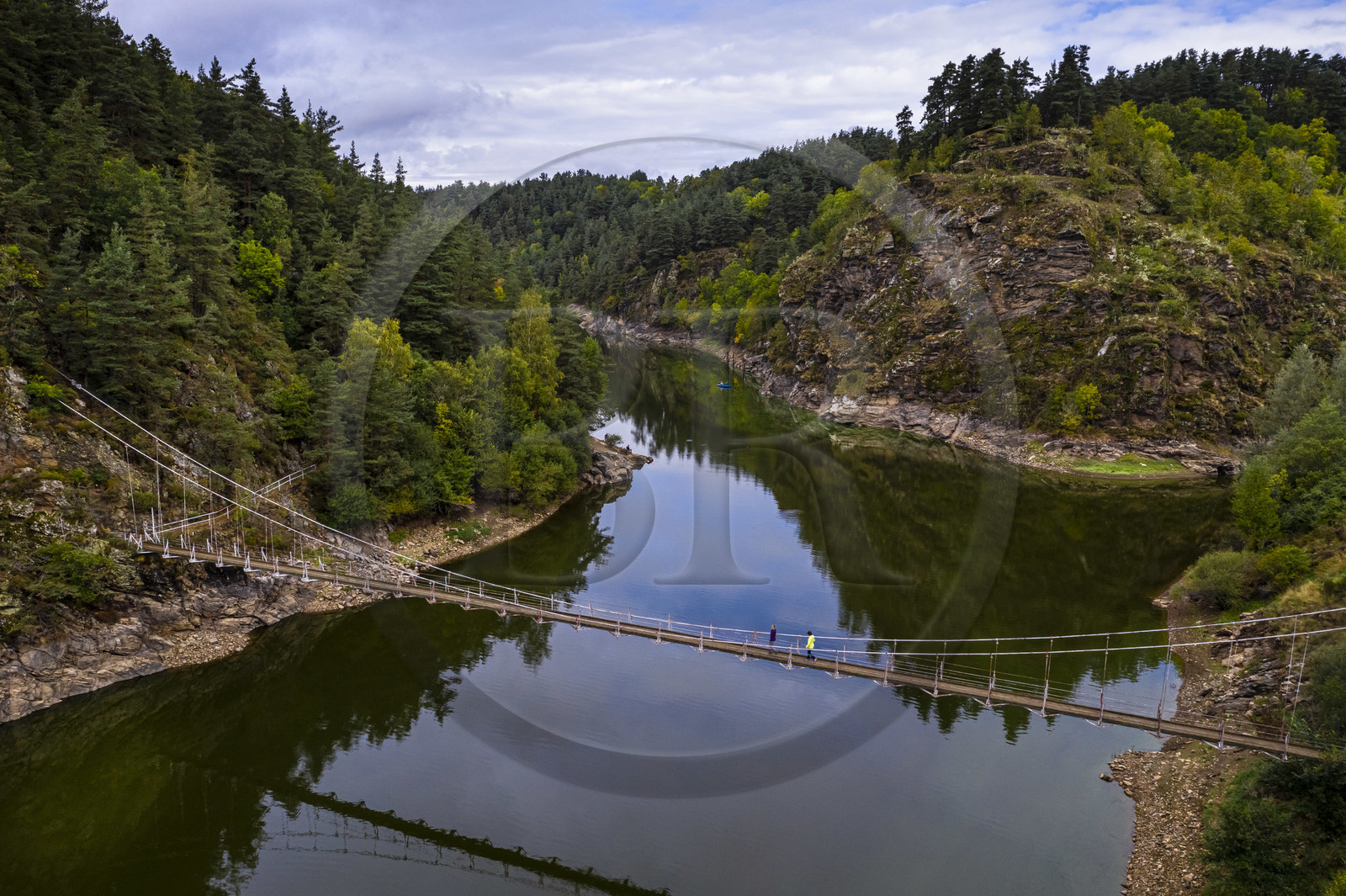 France, Cantal (15), Gorges de la Truyère, Chaliers, deux randonneuses franchissent la passerelle de Valadour au dessus de la rivière Truyère (vue aérienne)