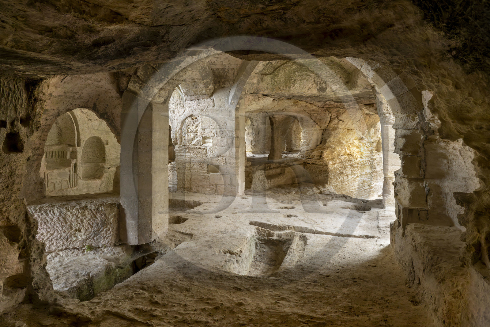 France, Gard (30), Beaucaire, abbaye troglodytique de Saint-Roman, emplacement du reliquaire (cavité au centre de la photo) dans l'ancien choeur de la chapelle souterraine