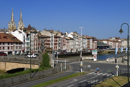 France, Pyrénées-Atlantiques (64), Pays-Basque, Bayonne, les quais de la Nive, le pont du génie, les flèches de la cathédrale Sainte-Catherine derrière le quai Jauréguiberry et le marché couvert des Halles