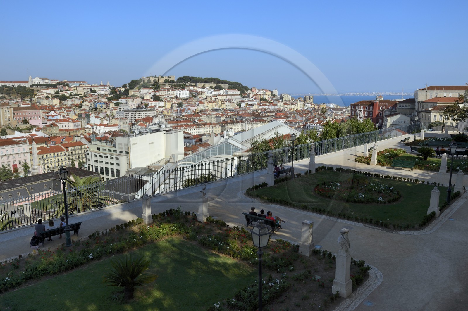 Portugal, Lisbon, city ​​view from the Mirador de Sao Pedro de Alcantara and the Castelo Sao Jorge (Castle of St. George) on the hill