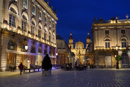 France, Meurthe-et-Moselle (54), Nancy, place Stanislas (ancienne Place Royale) construite par Stanislas Leszczynski, roi de Pologne et dernier duc de Lorraine au XVIIIe siècle, classée Patrimoine Mondial de l'UNESCO, le Grand Hotel de la Reine avec la cathédrale en arrière plan