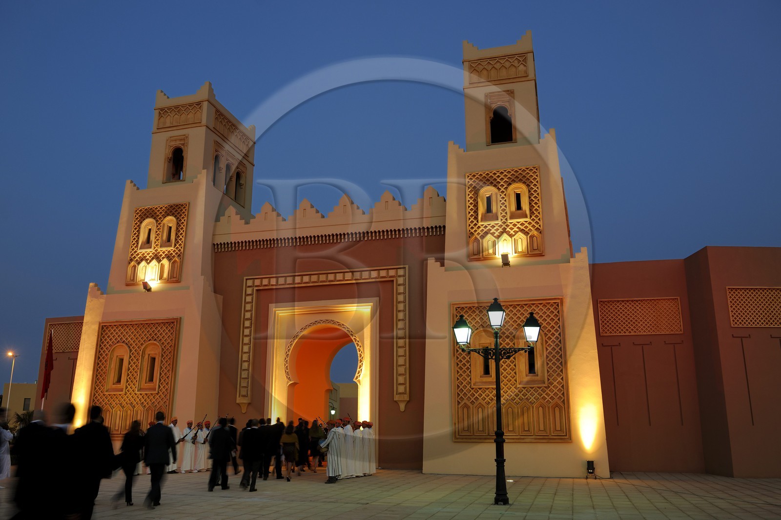 Maroc, région de l'Oriental, station balnéaire de Mediterrania Saïdia, porte de la Médina Saidia galerie marchande construite sous forme de médina marocaine