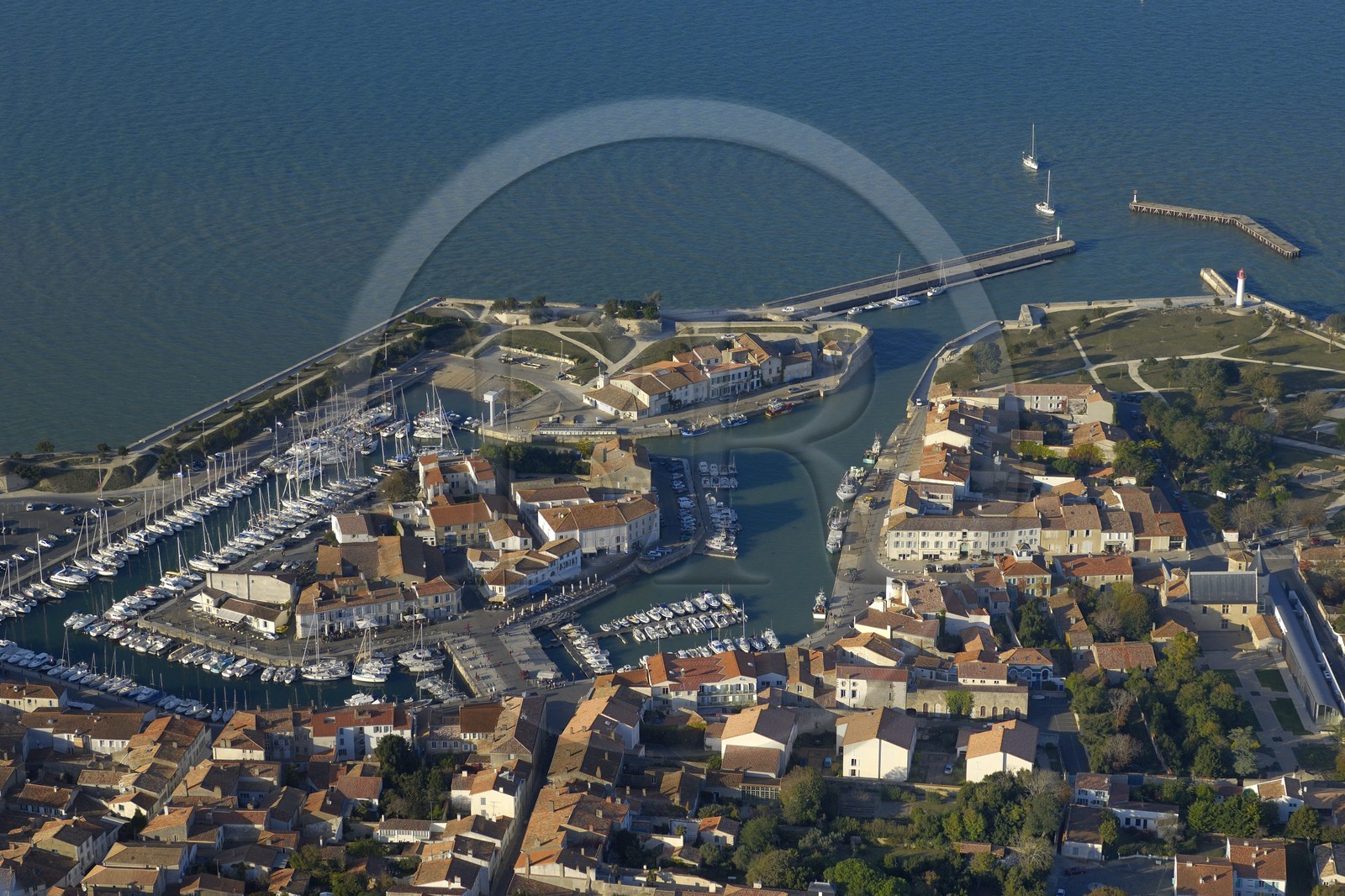 France, Charente-Maritime (17), ile de Ré, ville de Saint-Martin-de-Ré avec fortifications de Vauban (XVII ème siècle), le port (vue aérienne)