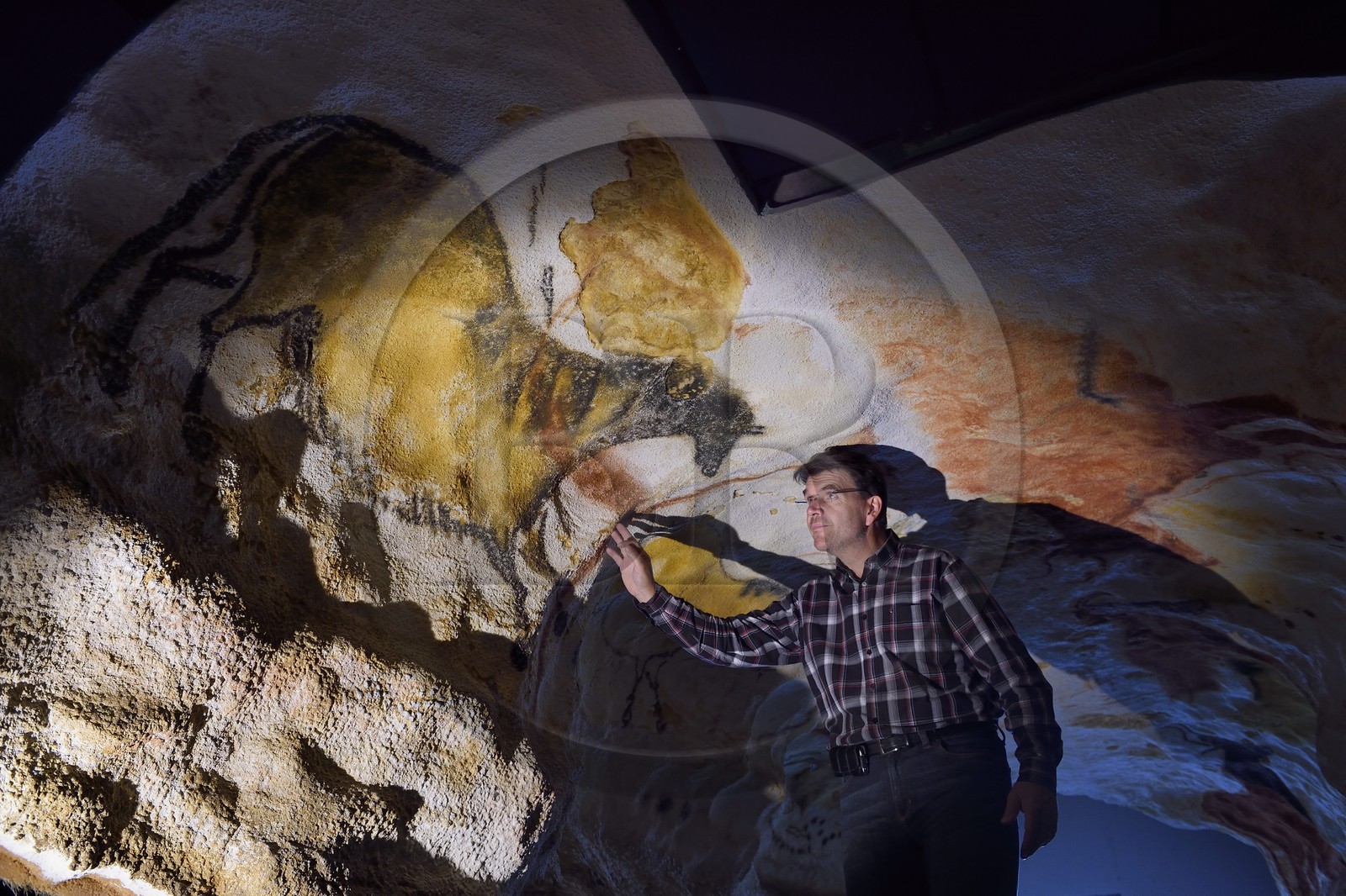 France, Dordogne (24), Montignac, l’Atelier des Fac-Similés du Périgord (AFSP) spécialisé dans la reproduction minérale de parois ornées de la préhistoire et en charge de la reconstitution fidèle des parois de la grotte de Lascaux, le directeur artistique et de production Francis Ringenbach, mention obligatoire Atelier des Fac-Similés du Périgord