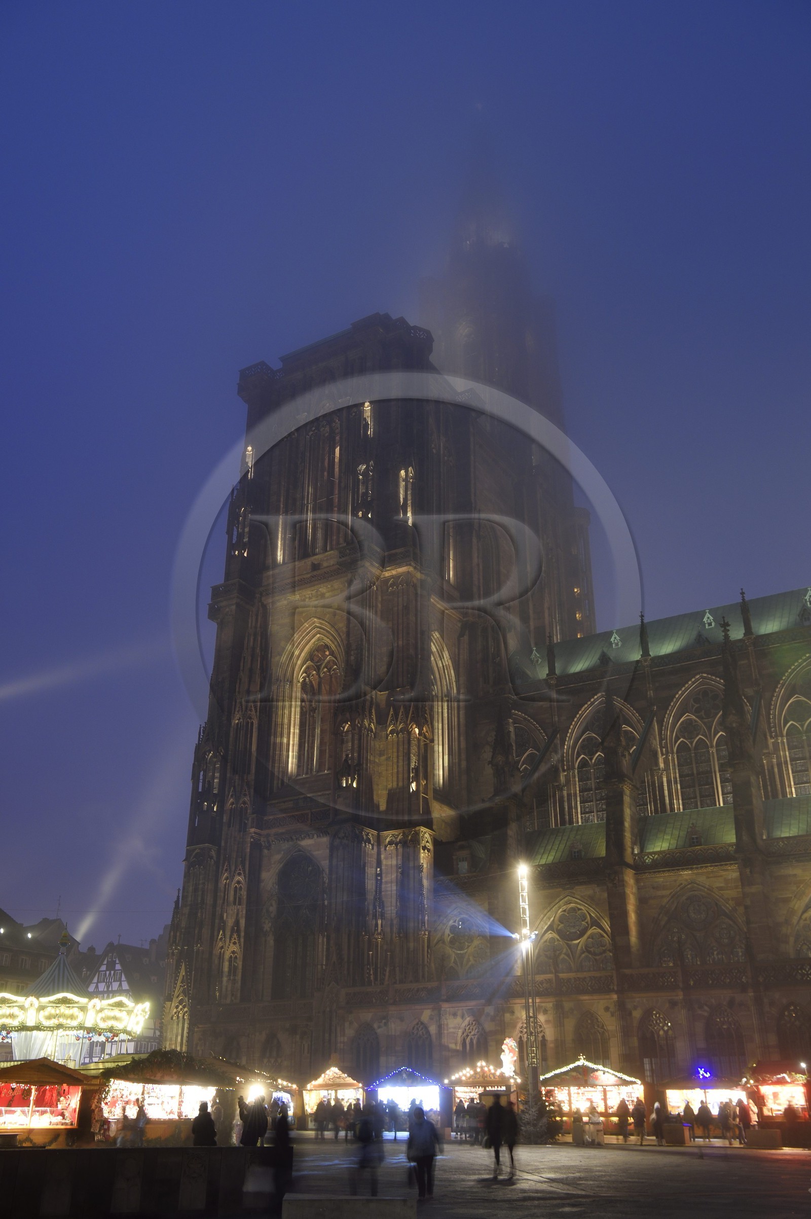 France, Bas-Rhin (67), Strasbourg, centre historique classé Patrimoine Mondial de l'UNESCO, place du Chateau, marché de Noël (Christkindelsmarik) au pied de la Cathédrale Notre Dame