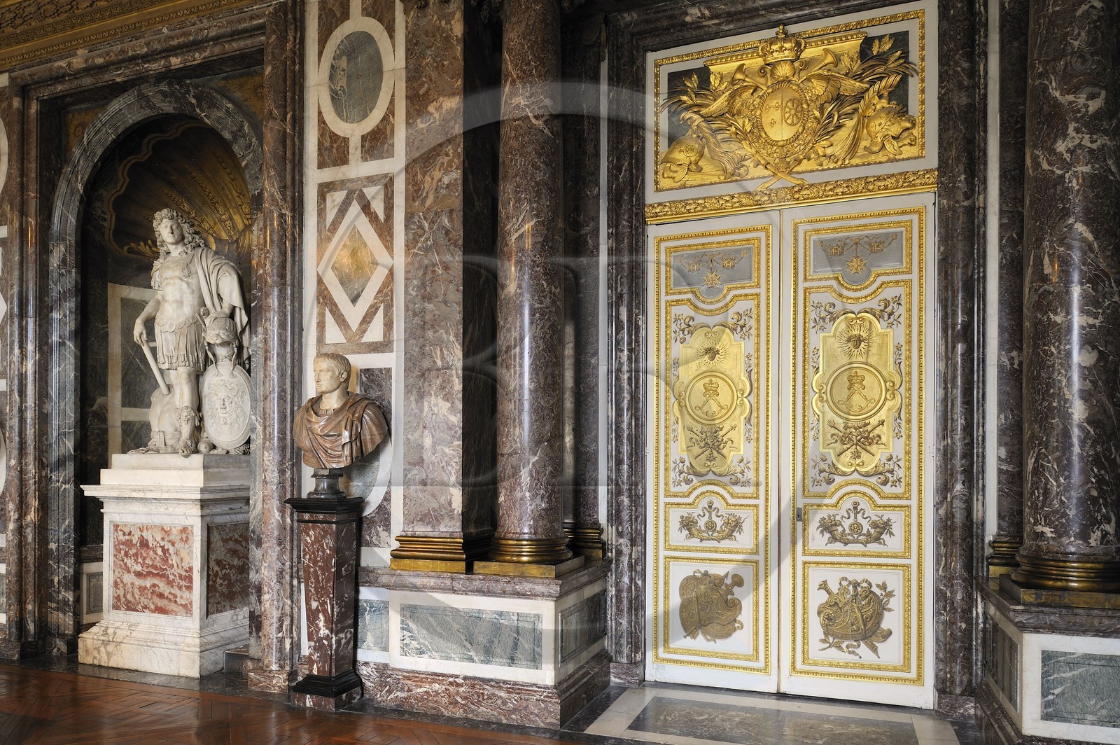 France, Yvelines (78), château de Versailles, classé Patrimoine Mondial de l'UNESCO, les Grands Appartements, salon de Venus, statue de Louis XIV vétu à l'antique par Jean Warin (1672).