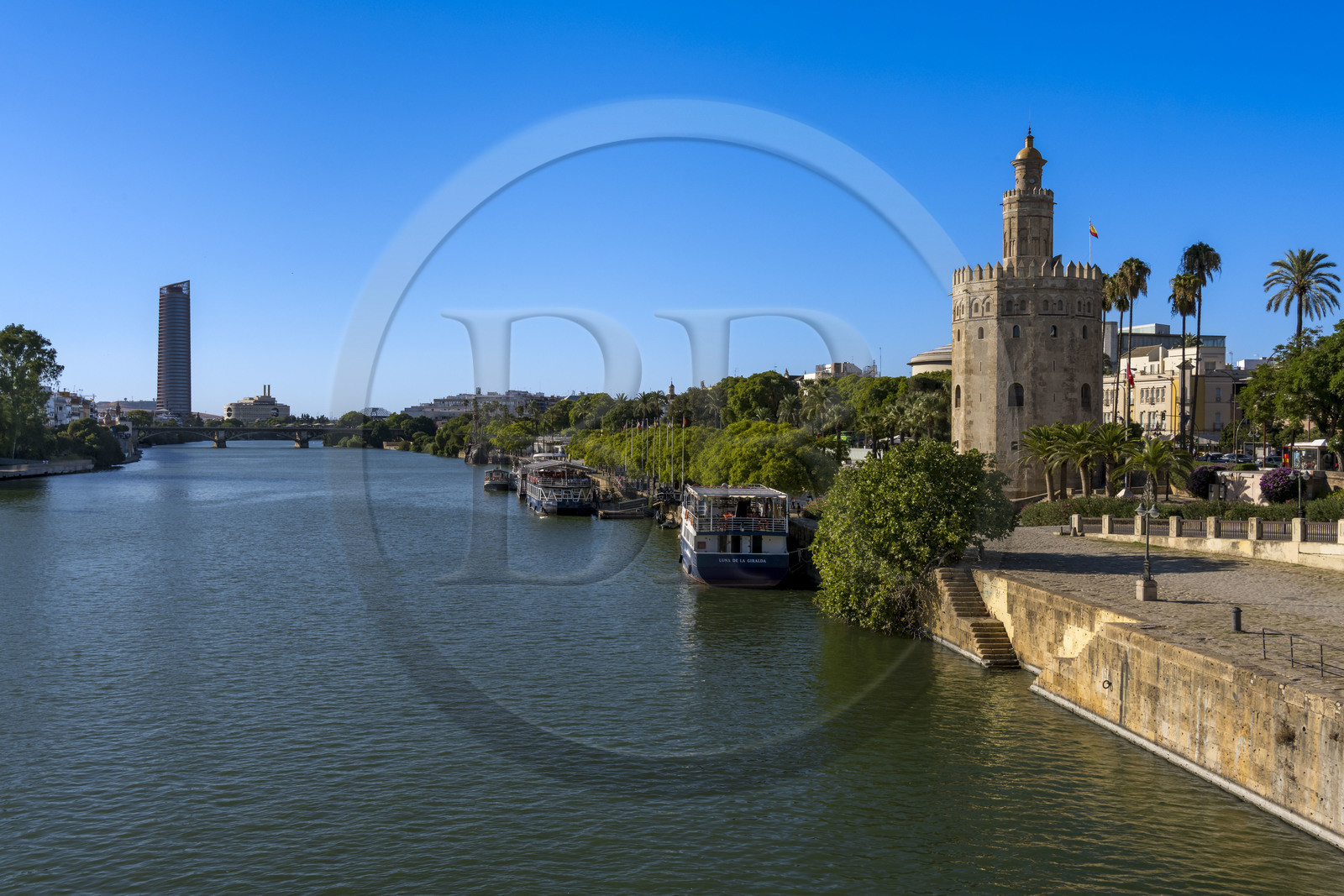 Espagne, Andalousie, Séville, en bordure du fleuve Guadalquivir, la Tour de l'Or (Torre del Oro), ancienne tour d'observation militaire construite au début du XIIIe siècle reconvertie en musée maritime