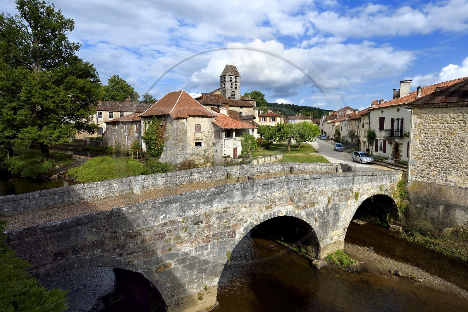 France, Dordogne (24), Périgord Vert, Saint-Jean-de-Côle, labellisé Les Plus Beaux Villages de France, le pont médiéval du XIIème siècle et le clocher de l'église Saint-Jean-Baptiste