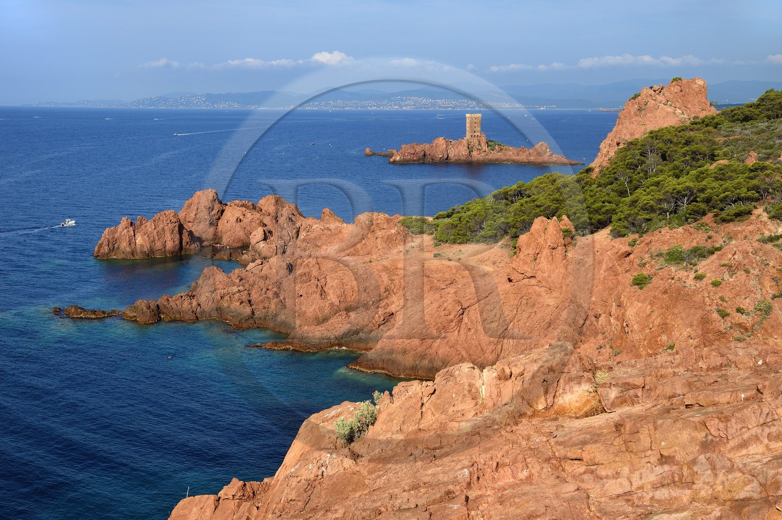France, Var (83), Agay commune de Saint-Raphaël, massif de l'Estérel, la Corniche d'Or, la tour de l'Ile d'Or au large du cap du Dramont