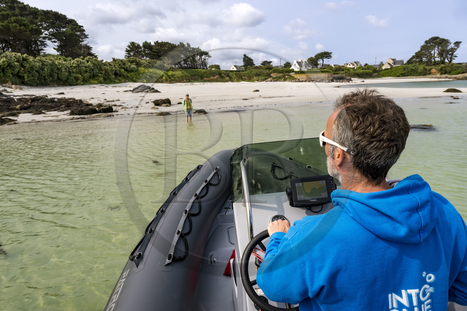 France, Finistère (29), Pays des Abers, estuaire de l'Aber Wrac'h, l'apnéiste Franck Daouben aborde la plage de Penn Enez en zodiac